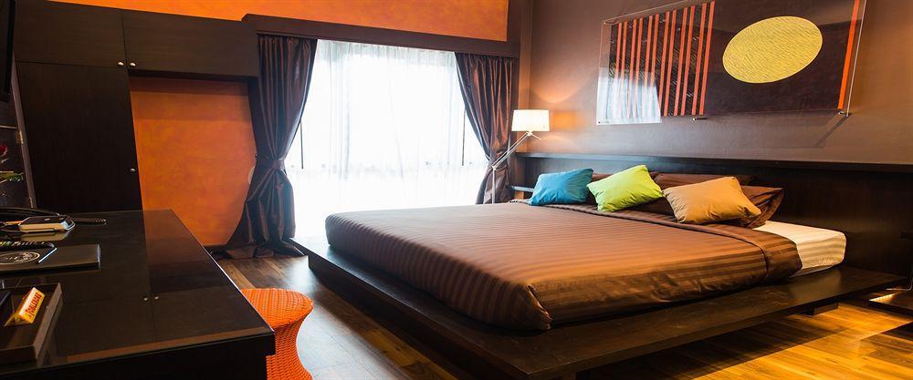 Third Rock Hostel Bangkok Extérieur photo