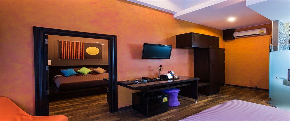 Third Rock Hostel Bangkok Extérieur photo