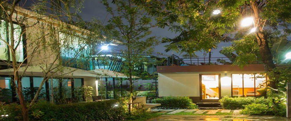 Third Rock Hostel Bangkok Extérieur photo