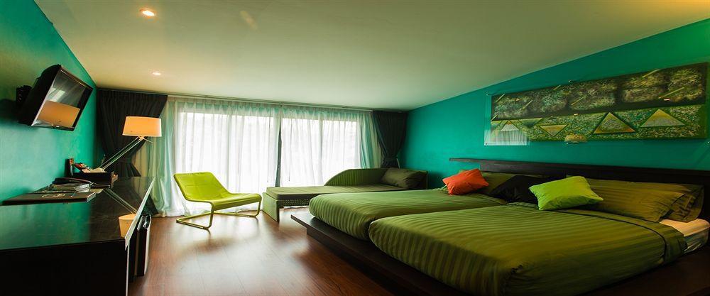 Third Rock Hostel Bangkok Extérieur photo
