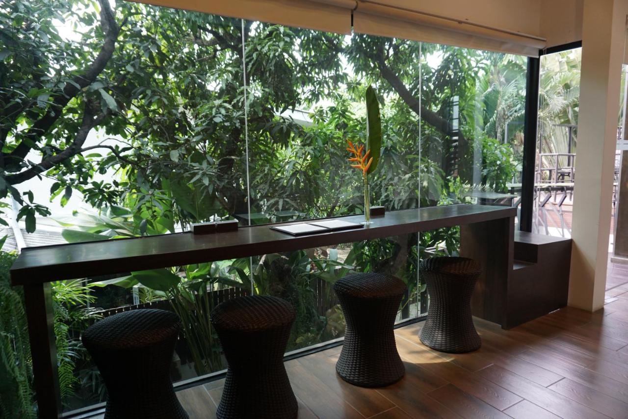 Third Rock Hostel Bangkok Extérieur photo