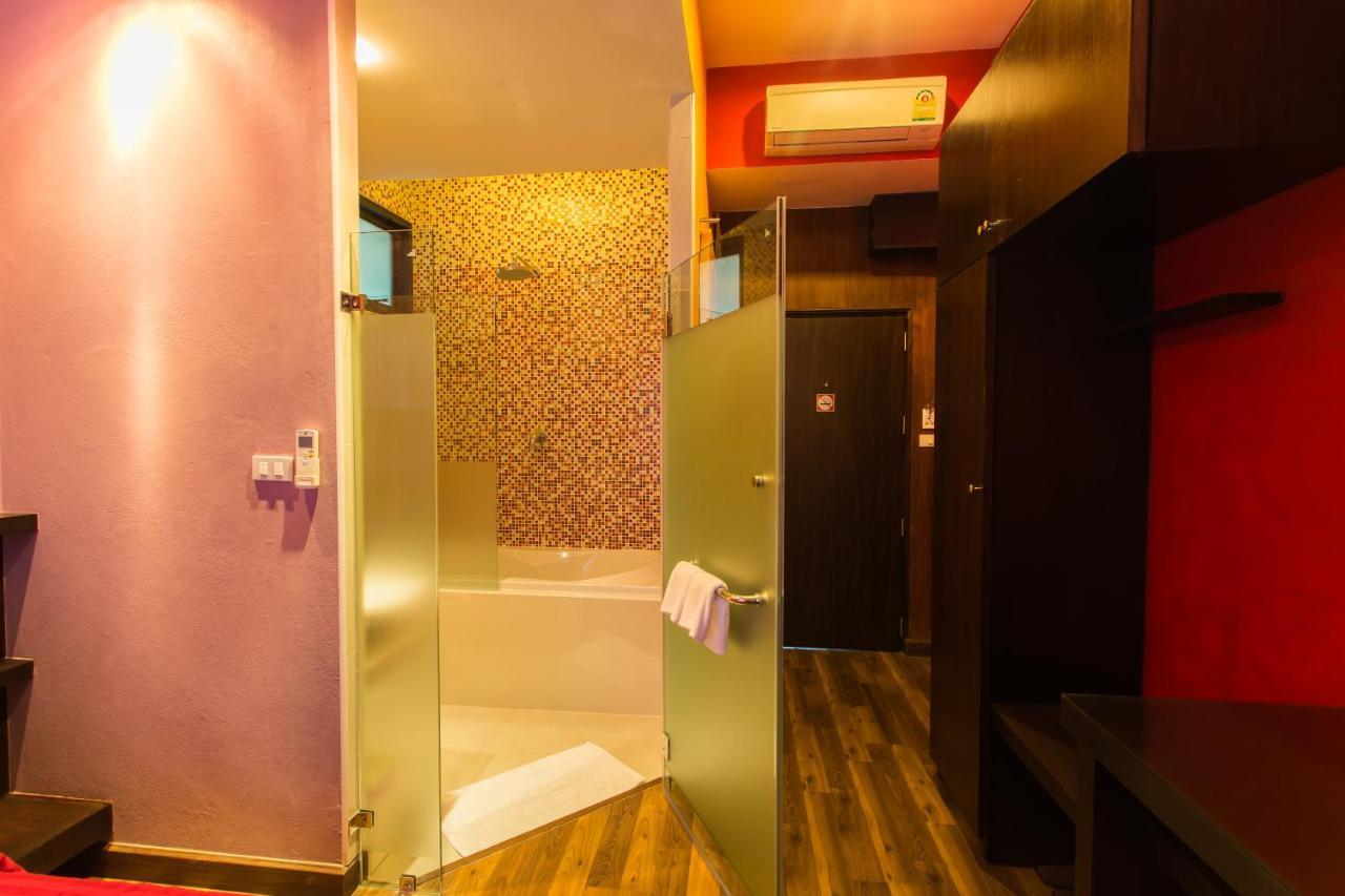 Third Rock Hostel Bangkok Extérieur photo