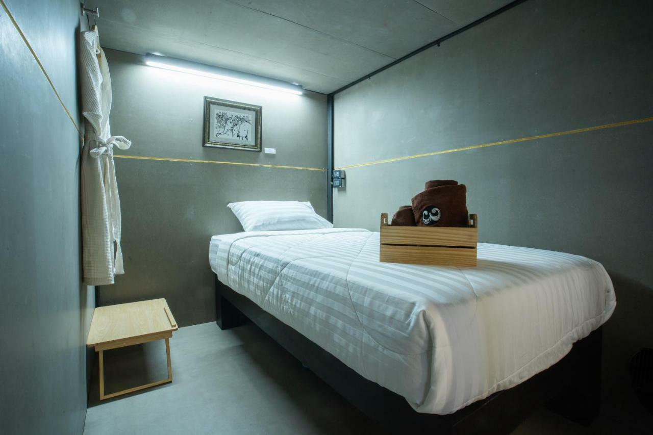 Third Rock Hostel Bangkok Extérieur photo