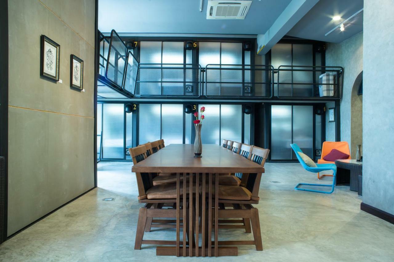 Third Rock Hostel Bangkok Extérieur photo