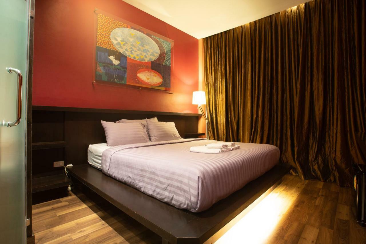 Third Rock Hostel Bangkok Extérieur photo