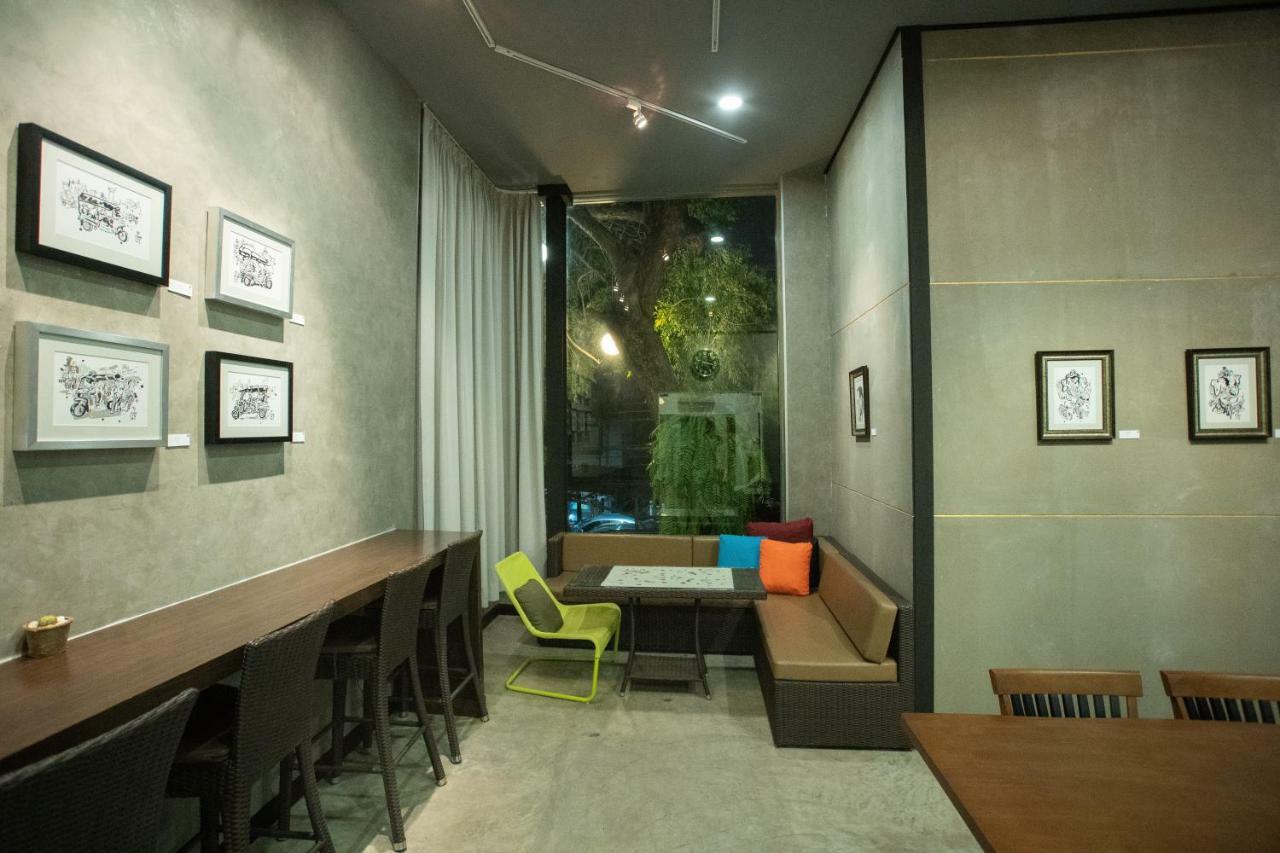 Third Rock Hostel Bangkok Extérieur photo
