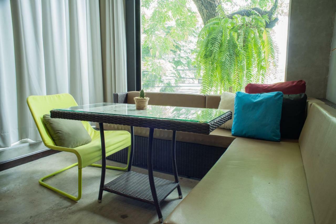 Third Rock Hostel Bangkok Extérieur photo