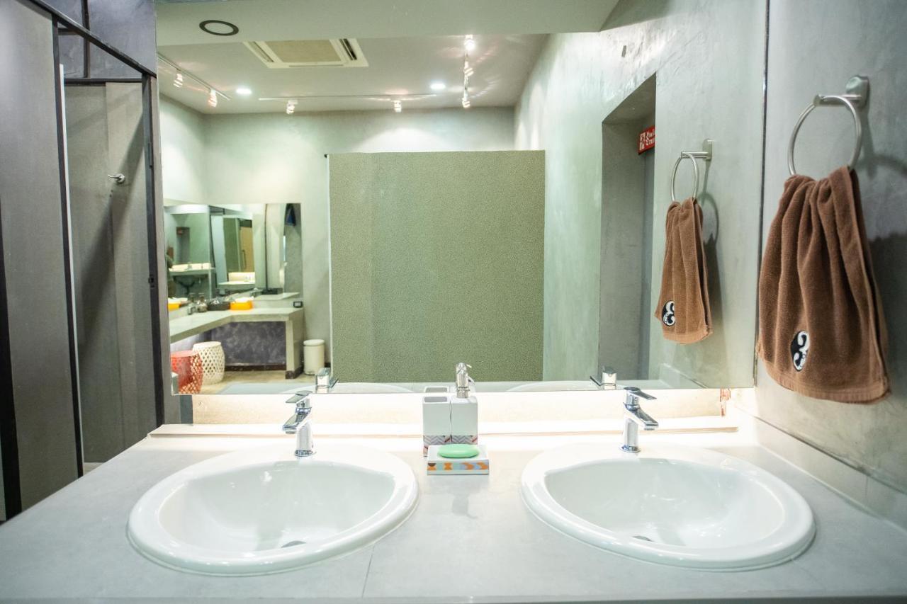 Third Rock Hostel Bangkok Extérieur photo